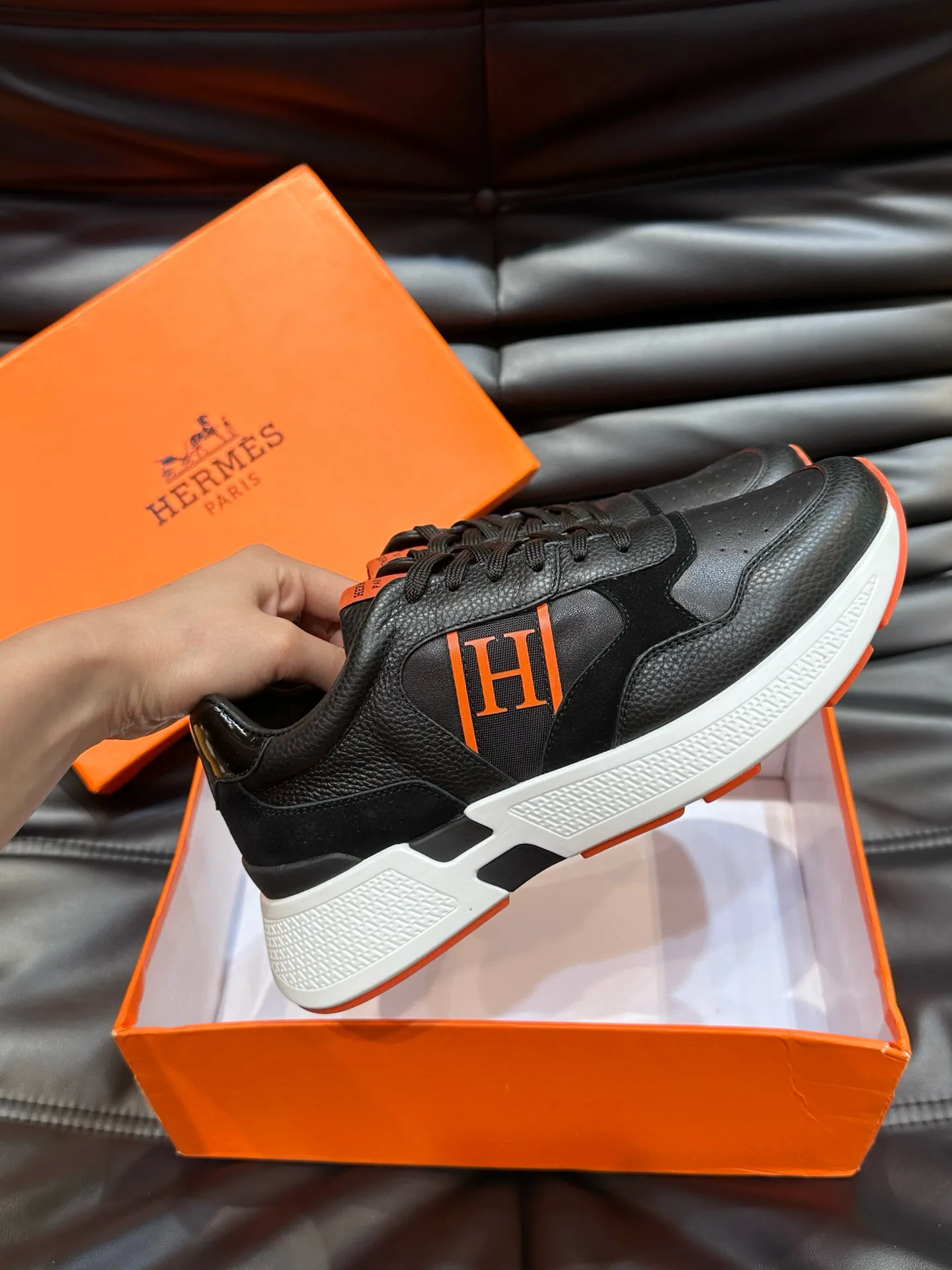 Factory price: 540💰HERMES/Hermes Hugo thick-soled sneakers are casual men's shoes. These sneakers are made of imported first-layer cowhide leather and breathable mesh design. The contrasting color design creates a dynamic and modern shape. The front end of the toe is decorated with natural-color rubber inlays. The style is novel and fashionable. The texture is incomparable, with cowhide lining and cowhide foot pads, the upper foot is comfortable and breathable, and the rubber sole is decorated with geometric patterns and iconic "H" details. A very personal one! Size: 39-44 (customized at 38.45)